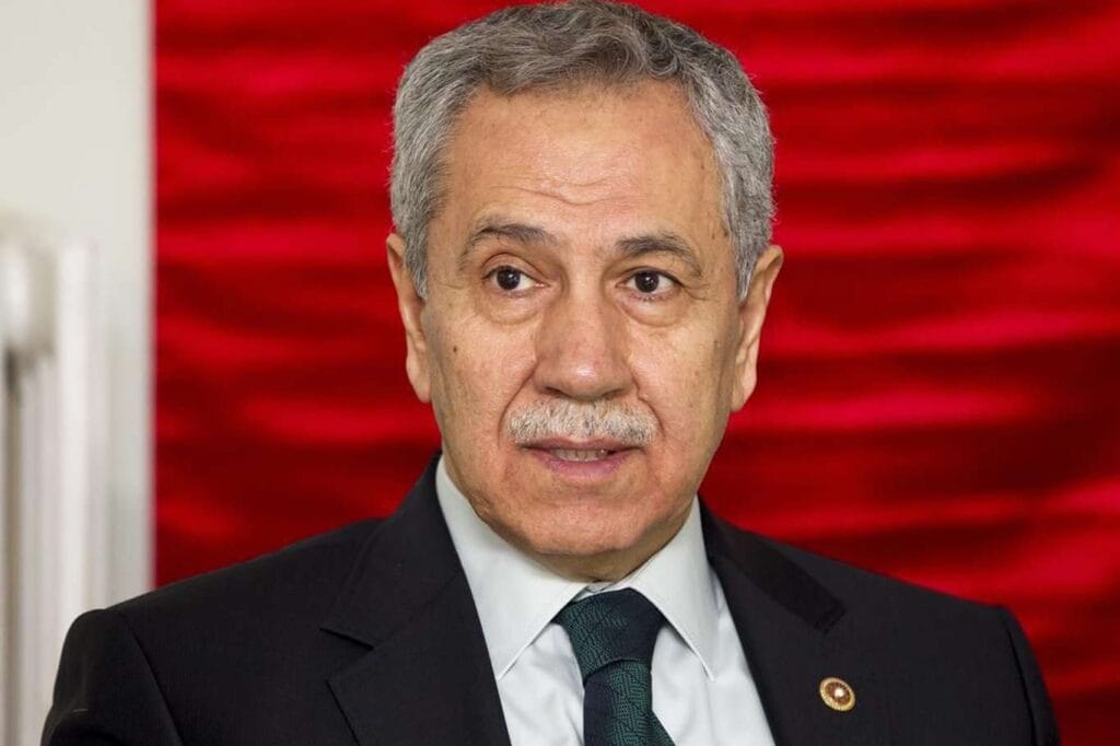 Bülent Arınç YİK üyeliğinden ayrıldığını duyurdu