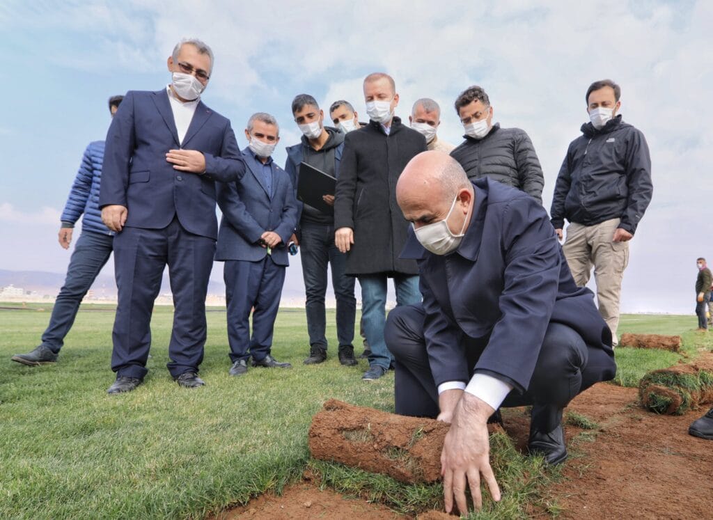 Vali Demirtaş’tan çim üreticisi Bilal Akyel’e ziyaret