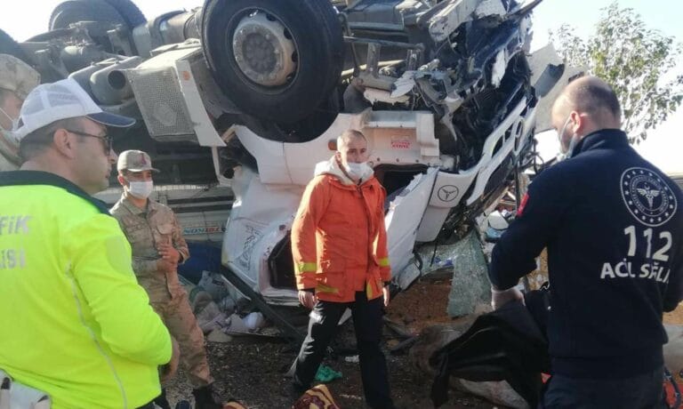 Mardin’de devrilen mısır yüklü TIR’ın sürücüsü hayatını kaybetti