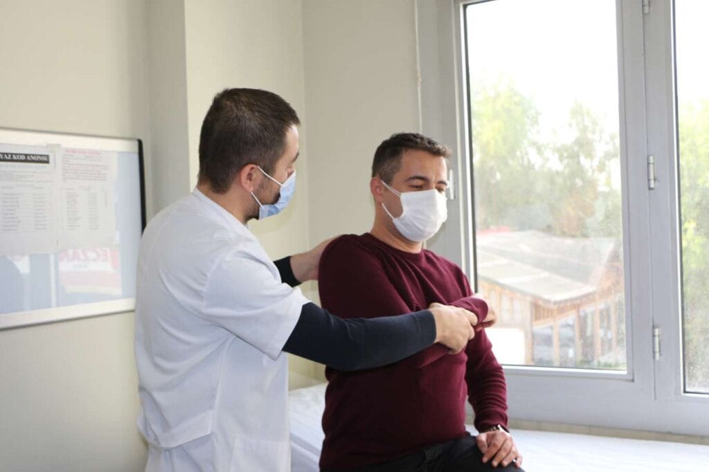 Skolyoz tedavi edilmezse kalp ve akciğer sorunlarına yol açabiliyor