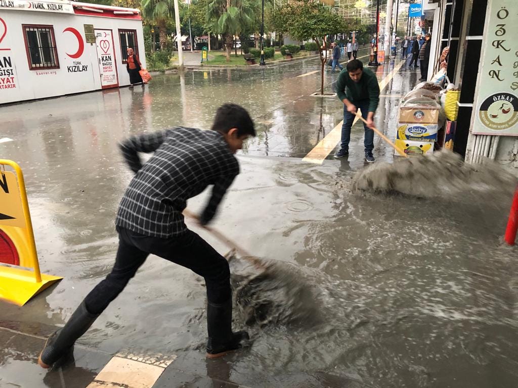Kızıltepe’de yağmurla birlikte rögarlar taştı