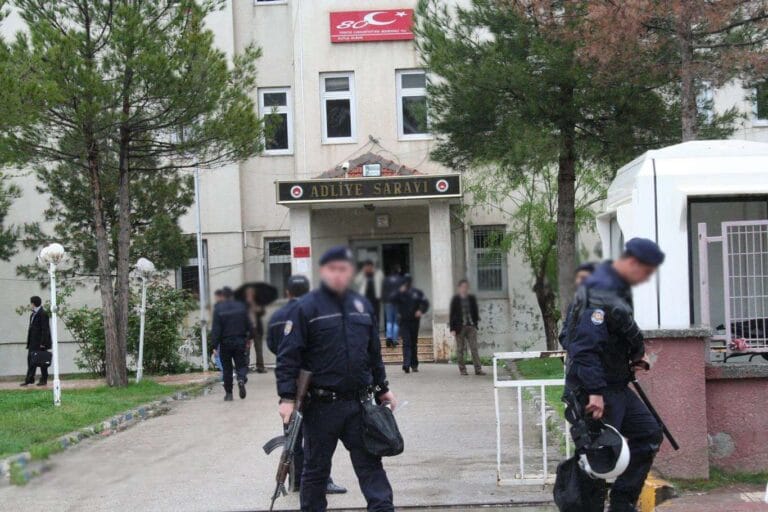 Diyarbakır’da çok sayıda avukat gözaltına alındı