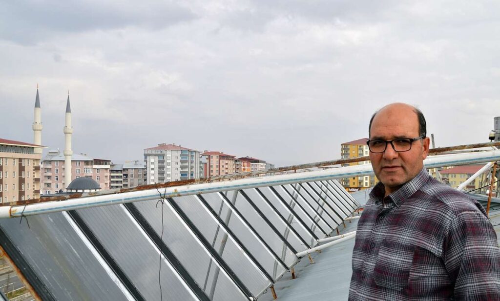 Güneş enerjisi ile 30 dairelik binayı ısıtıyor
