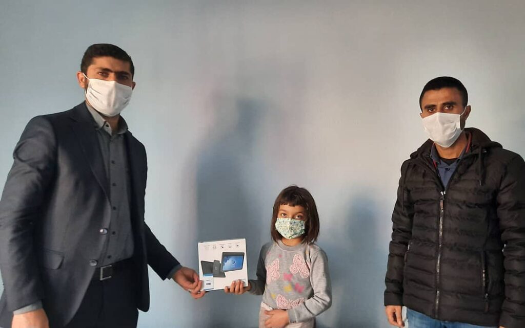 Tableti olmadığı için metrelerce yol yürüyen minik Şeymanur tablet sahibi oldu