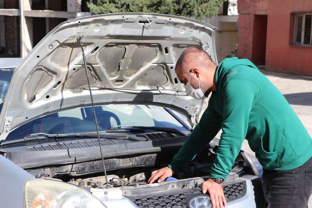 Mardinli öğretmen Youtube kanalında otomobilleri Kürtçe tanıtıyor