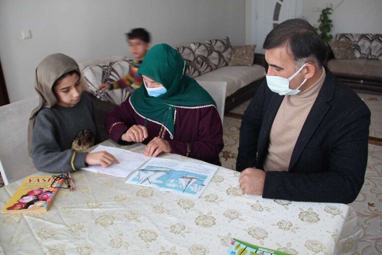 9 çocuğunu üniversiteden mezun eden 60 yaşındaki kadın, torunlarından okuma yazma öğreniyor