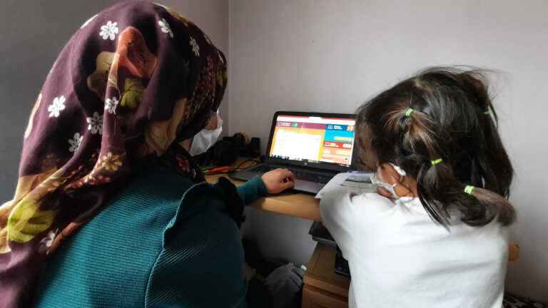 Evde interneti ve tableti olmayan Şeymanur Canlı dersleri için metrelerce yol yürüyor