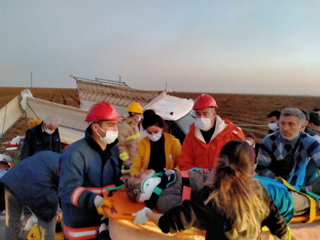 Kızıltepe’de tarım işçilerini taşıyan kamyonet şarampole yuvarlandı 22 yaralı