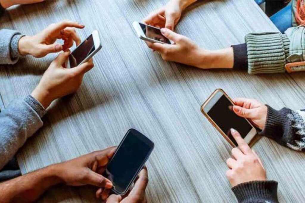 Gençler günü 4 saat internet, 2 saat televizyon başında geçiriyor