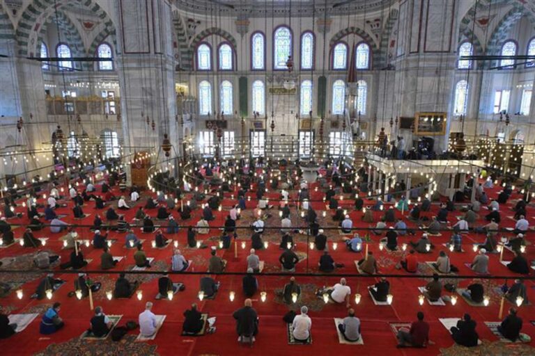 Diyanet: Salgın hastalık kişiye cumanın farz olmasını düşürüyor