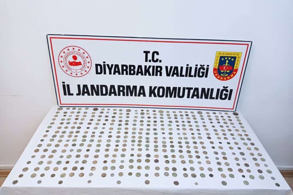 Diyarbakır’da İslami, Osmanlı ve Roma dönemlerine ait 416 gümüş sikke ele geçirildi
