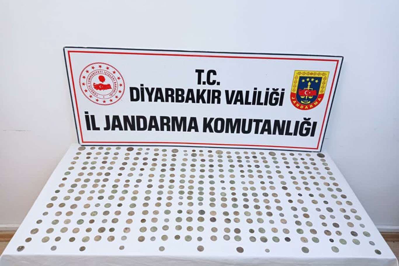 Diyarbakır’da İslami, Osmanlı ve Roma dönemlerine ait 416 gümüş sikke ele geçirildi
