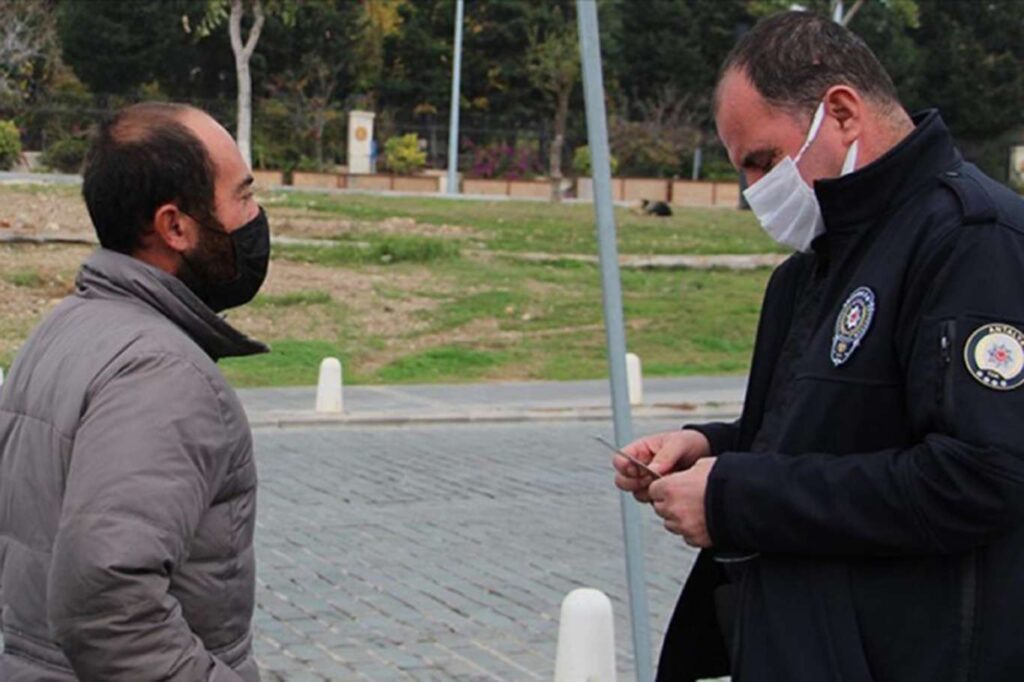 Sokağa çıkma yasağında polisin ceza kestiği evsiz vatandaştan emniyet özür diledi