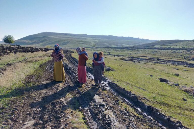 Engelli çocuklarını eğitimleri için çamurlu yolda sırtlarında taşıyorlar