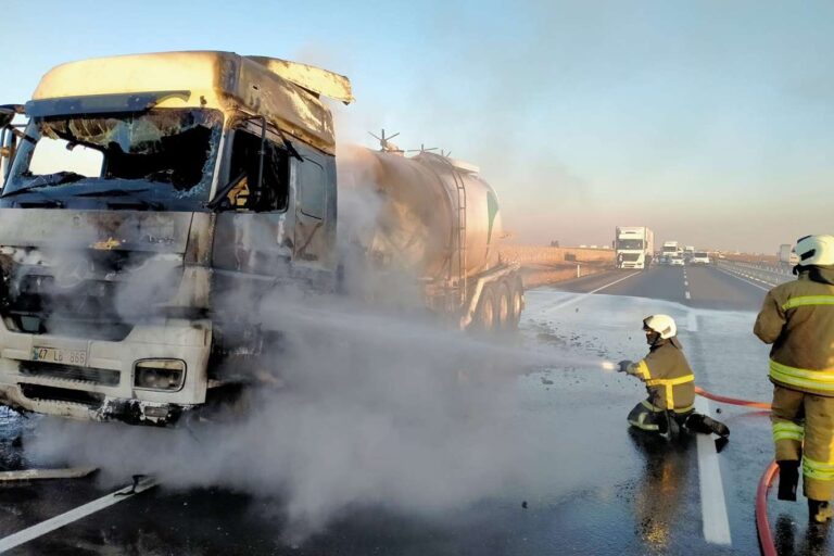 Mardin’de seyir halindeki tanker alevlere teslim oldu