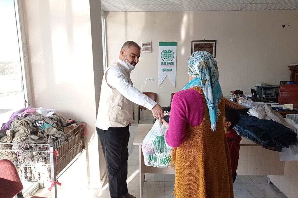 Pandemi nedeniyle muhtaçların sayısı ikiye katlandı