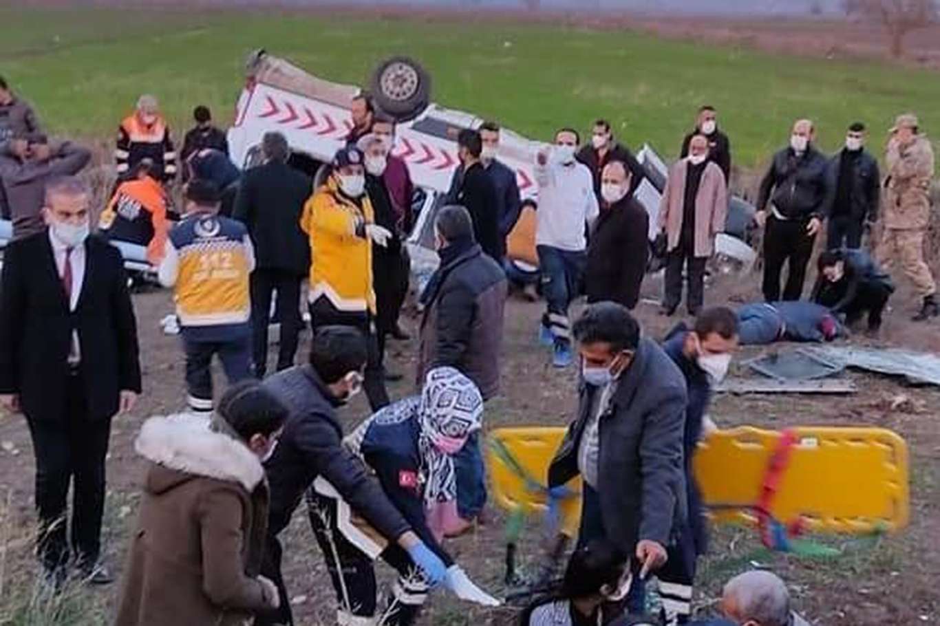 Sağlık personellerini taşıyan araç devrildi: 1 ölü 12 yaralı