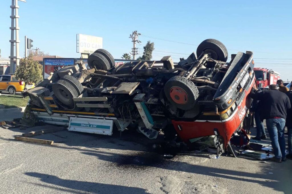 Kızıltepe’de takla atan çekiciden yara almadan kurtuldu