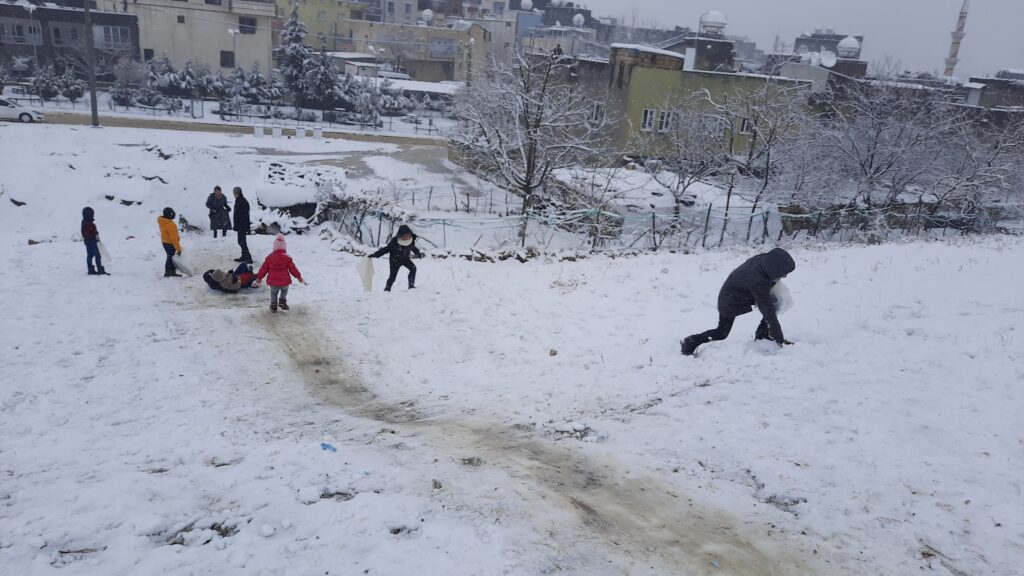 Mazıdağı’nda çocuklar kayak merkezlerini aratmadı