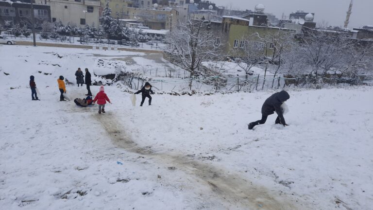 Mazıdağı’nda çocuklar kayak merkezlerini aratmadı