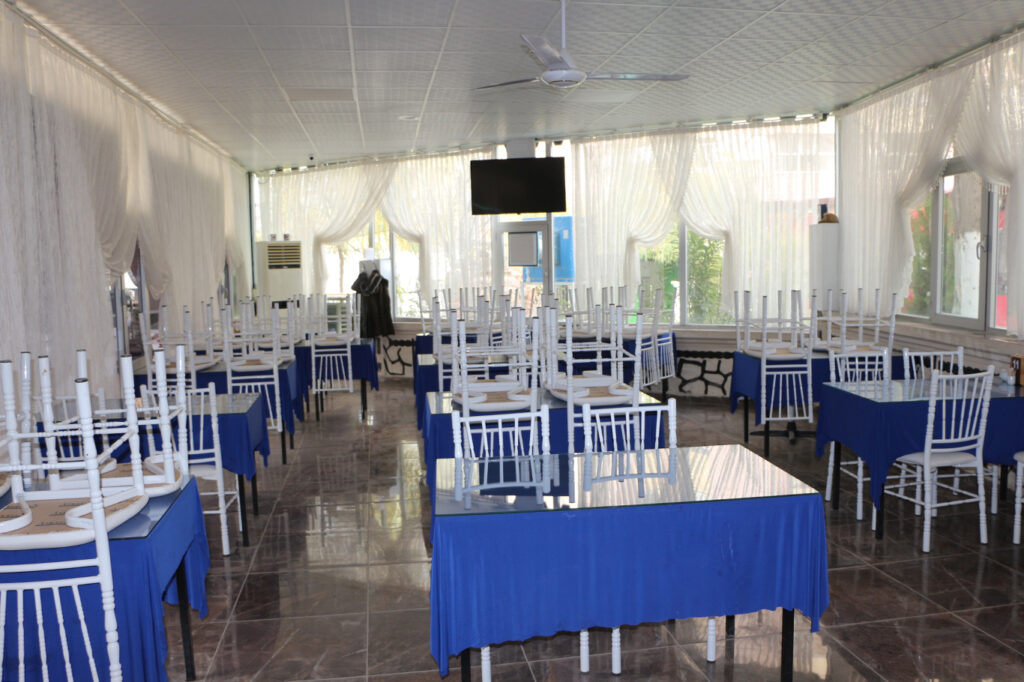 Pandeminin vurduğu restoran ve kafeler can çekişiyor