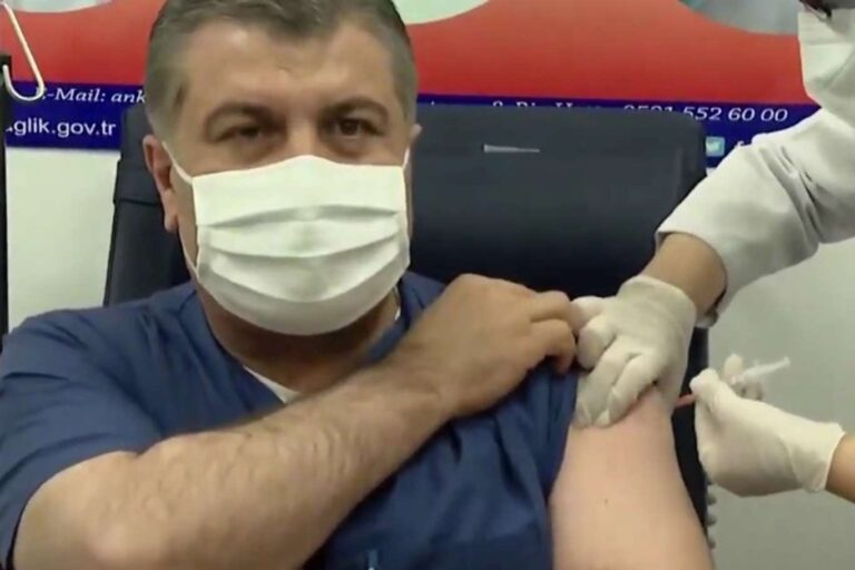 İlk coronavirüs aşısı Sağlık Bakanı Koca’ya yapıldı