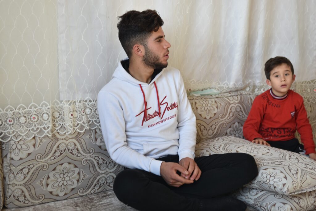 20 yaşındaki genç ameliyat olmazsa gözlerini kaybedecek
