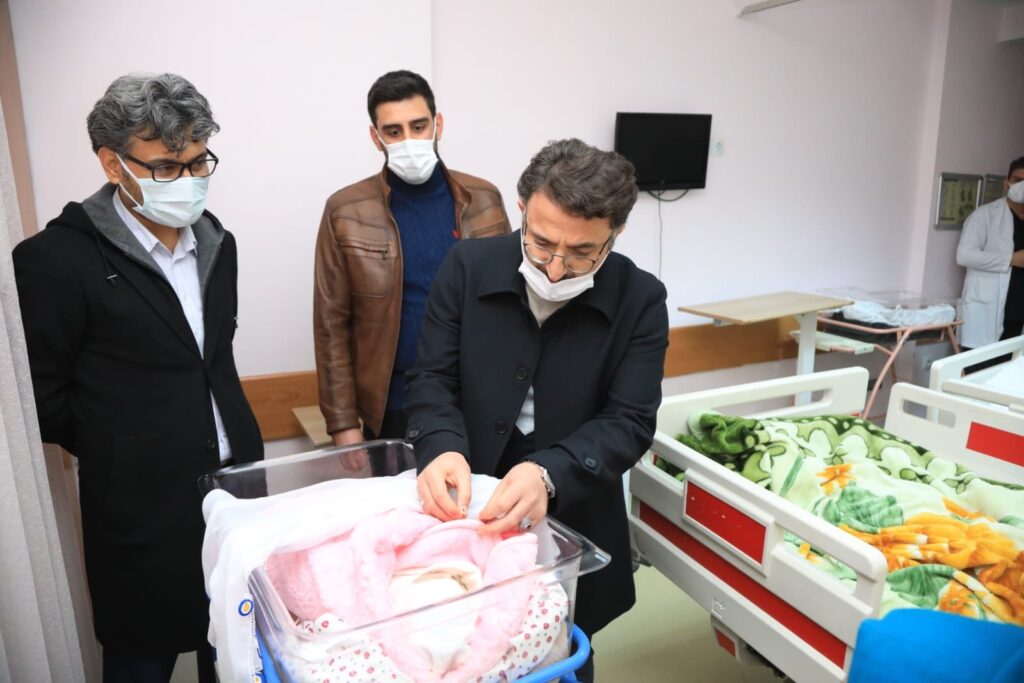 Kızıltepe Kaymakamı Çam yeni yılın ilk bebeğini ziyaret etti