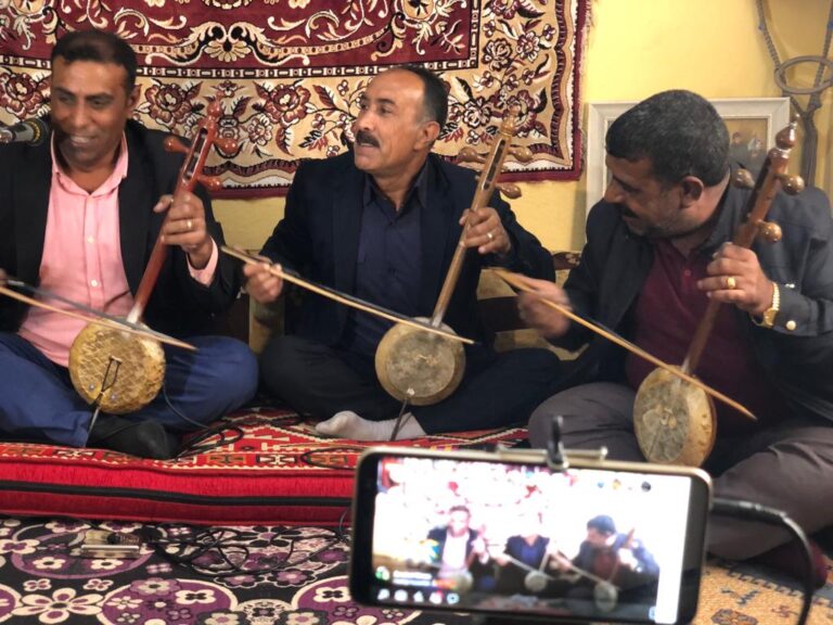 Kemençeleriyle kısıtlamada vatandaşlara canlı yayınla moral veriyorlar