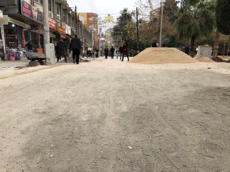 Elektrik şirketi Kızıltepe’nin meydanını köy yerine çevirdi