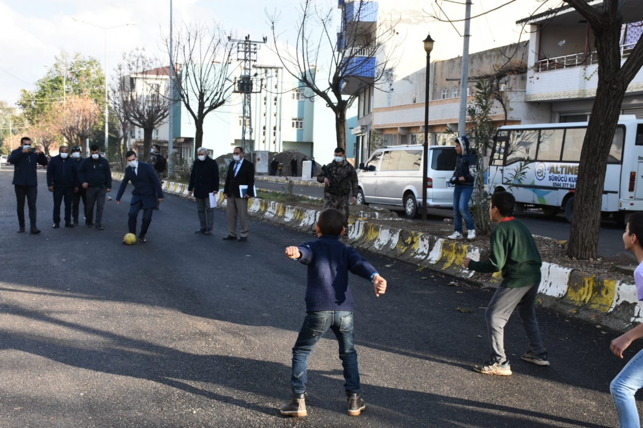 Nusaybin Kaymakamı Temizkan çocuklarla sokakta top oynadı