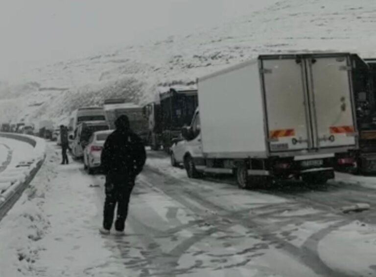 Mardin- Diyarbakır yolu  kar nedeniyle ulaşıma kapandı