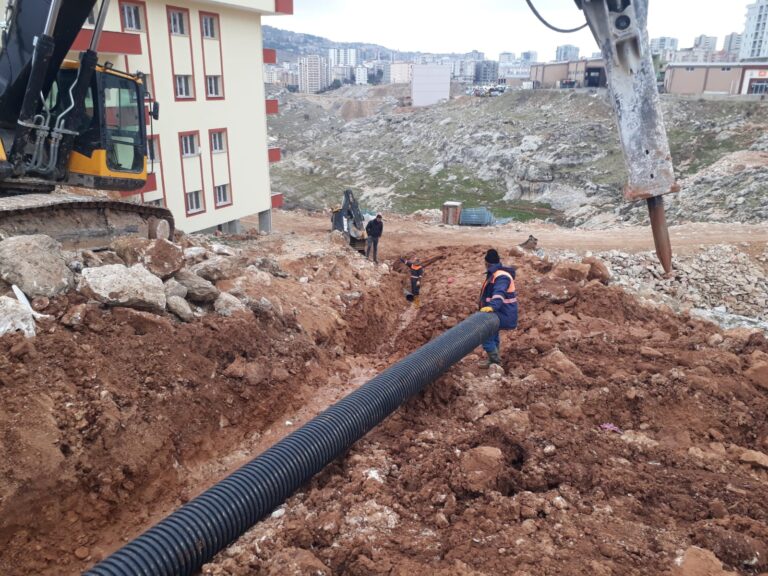 Artuklu’da 5 yıldır açıktan akan atık su vatandaşın sağlığını tehdit ediyordu