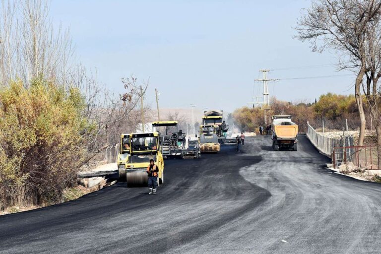 Nusaybin Gırnavas Höyüğü yolundaki asfaltlama çalışmaları sürüyor