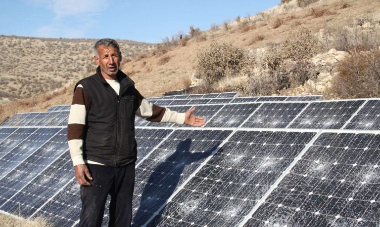 Mardin’de çiftçinin 100 bin liralık güneş panelini kırdılar