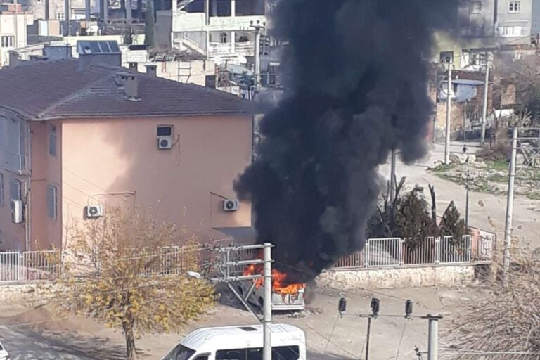 Park halindeki minibüs alev alev yandı
