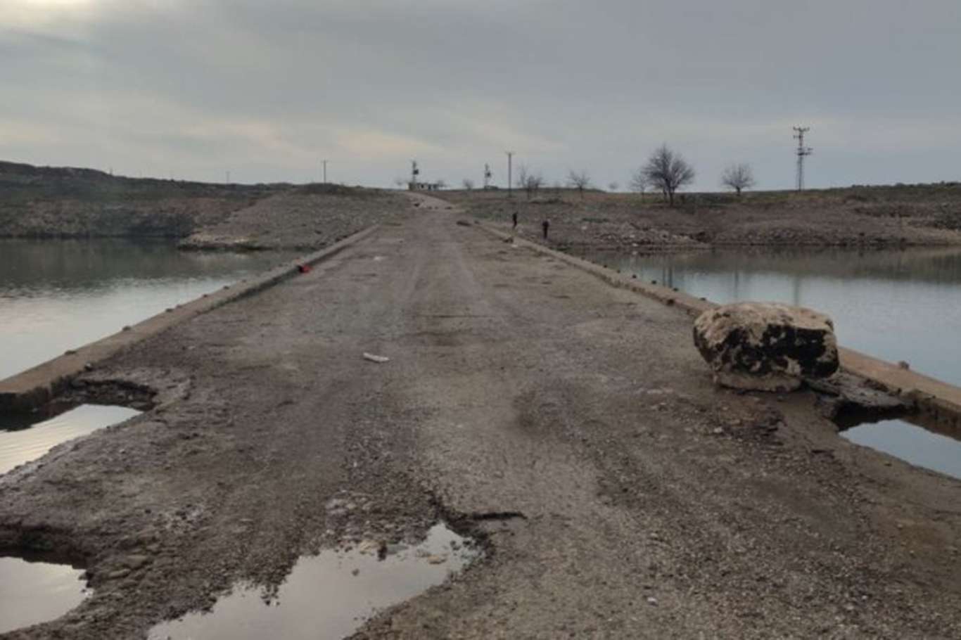 Sular çekilince 30 yıldır su altında kalan köprü gün yüzüne çıktı