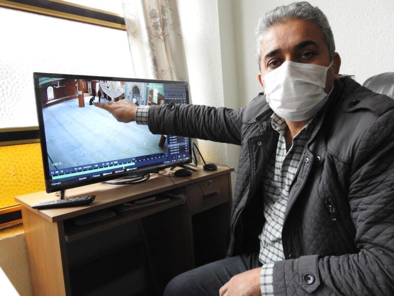 Camide namaz kılma taklidi yaparak cep telefonunu çaldı