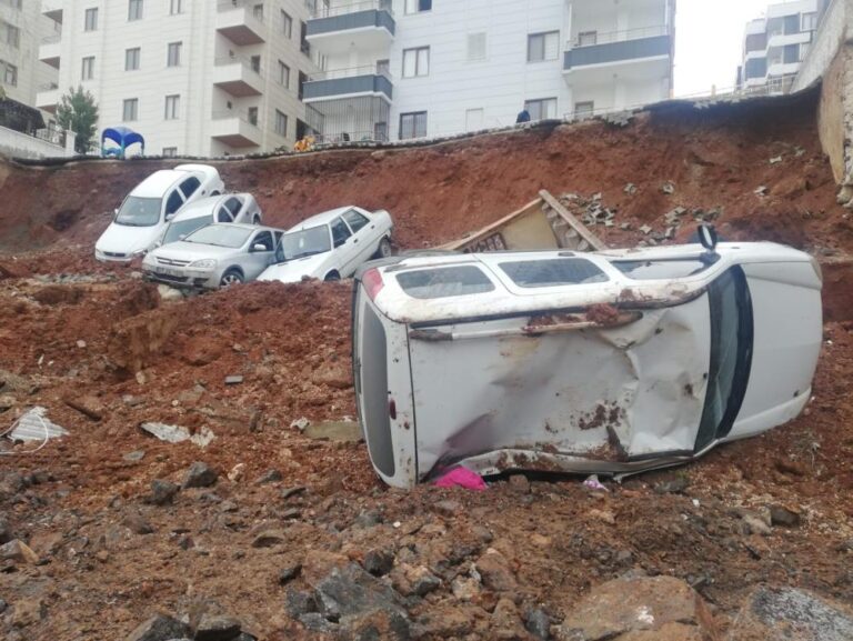 İstinat duvarı yıkıldı araçlar uçuruma yuvarlandı
