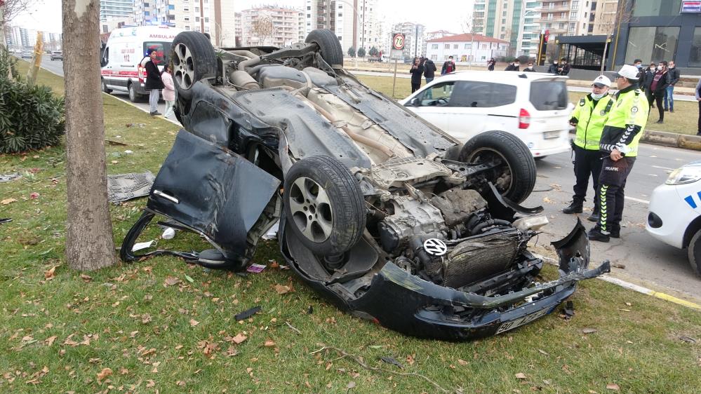 Makas atan sürücü direksiyon hakimiyetini kaybetti: 4 yaralı