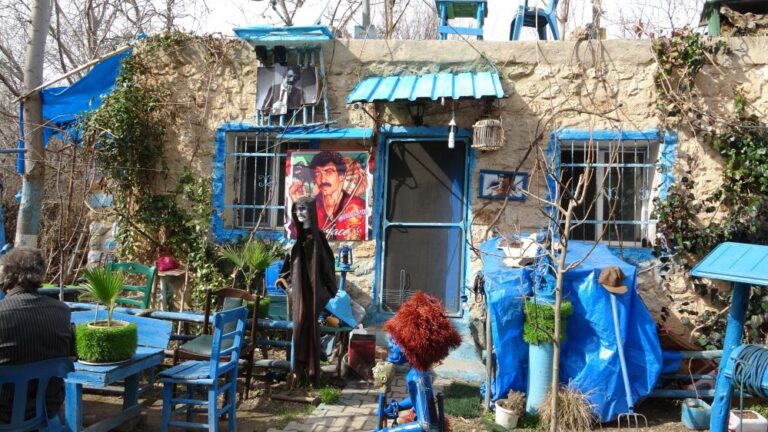 Mardin’deki bu evin bahçesi ‘Şirinler köyünü’ andırıyor