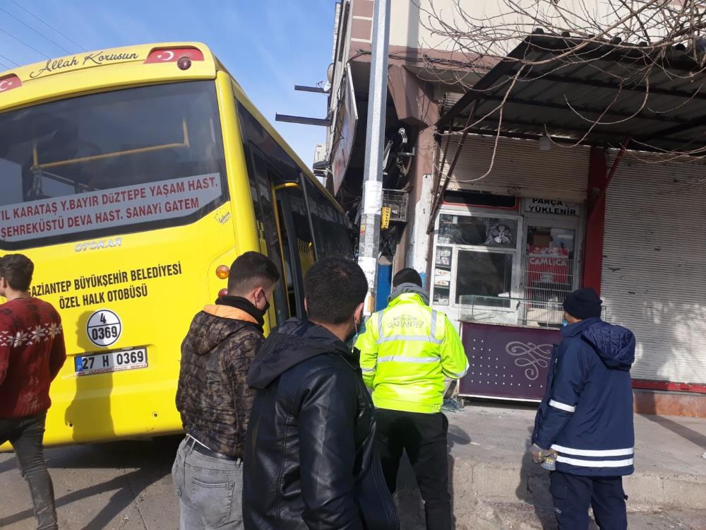 Işık ihlali yapan halk otobüsü iş yerine daldı: 1 ölü, 1 yaralı