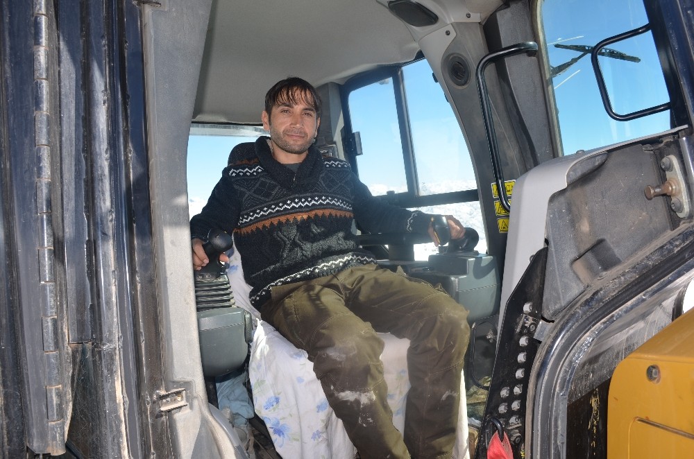Baba ve oğlu dozer üstünde karla kapanan yolları açıyor