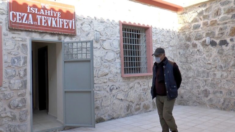 Babasının yattığı cezaevinde kitap okuyarak volta attı