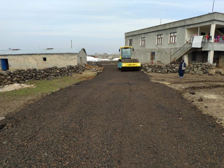 Bağlar Belediyesinden kırsal mahallenin taziye evine beton boru ve yeni yol hizmeti