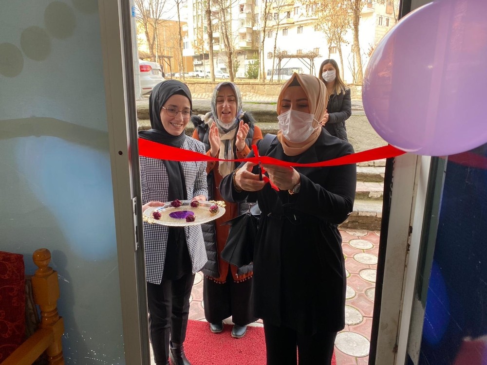 Bağlar Belediyesinin açtığı kuaförlük kursundan mezun olan kadın iş hayatına atladı