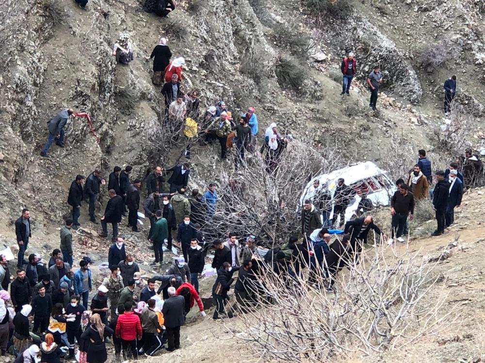 Öğrenci servisi uçuruma yuvarlandı: 2 ölü 24 yaralı