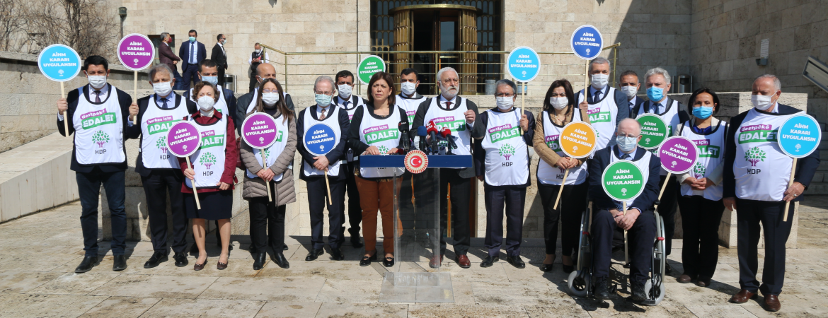 HDP’li milletvekilleri meclis bahçesinde basın toplantısı yaptı
