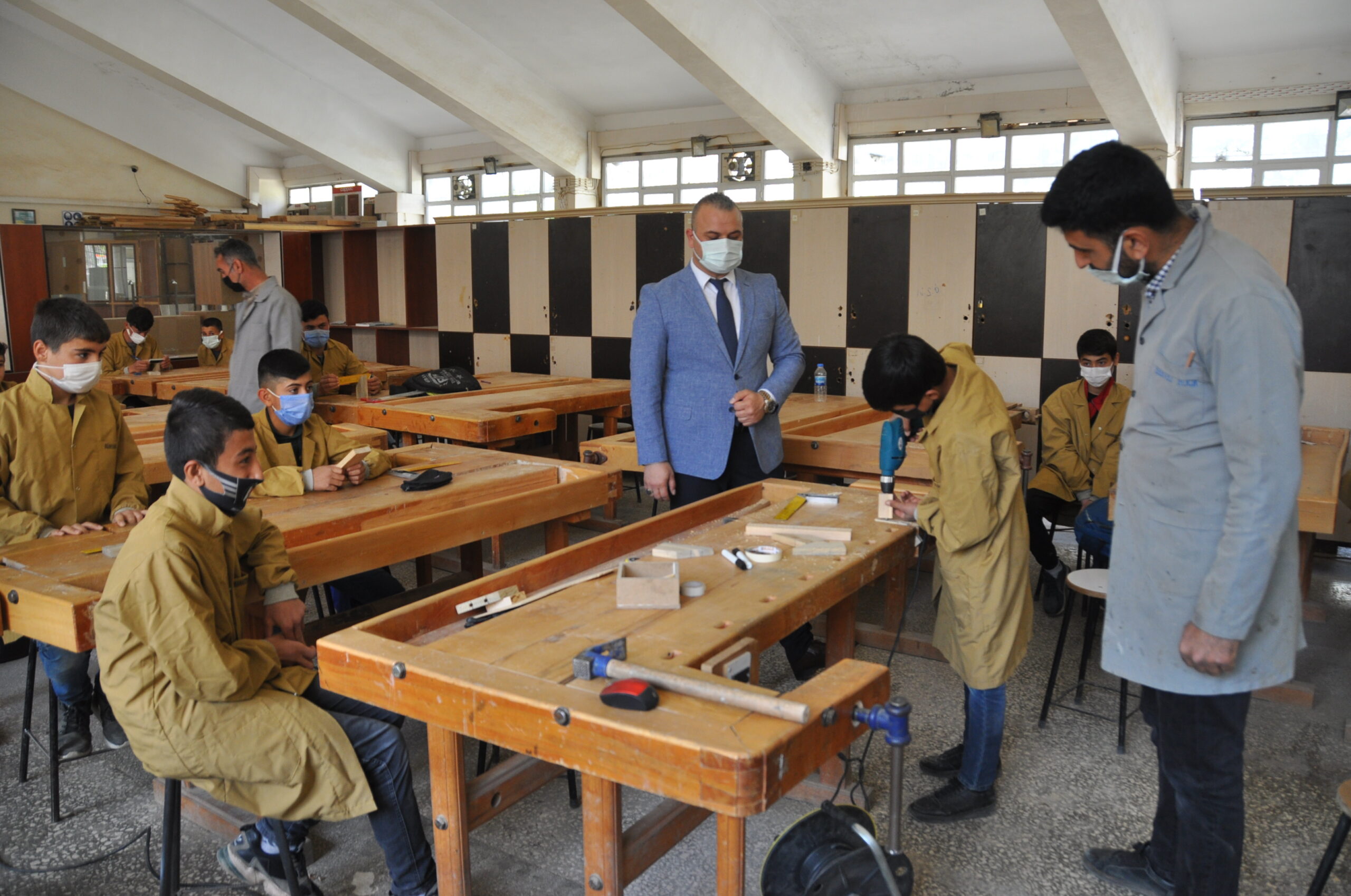 Kızıltepe’de mobilya fabrikası gibi okul