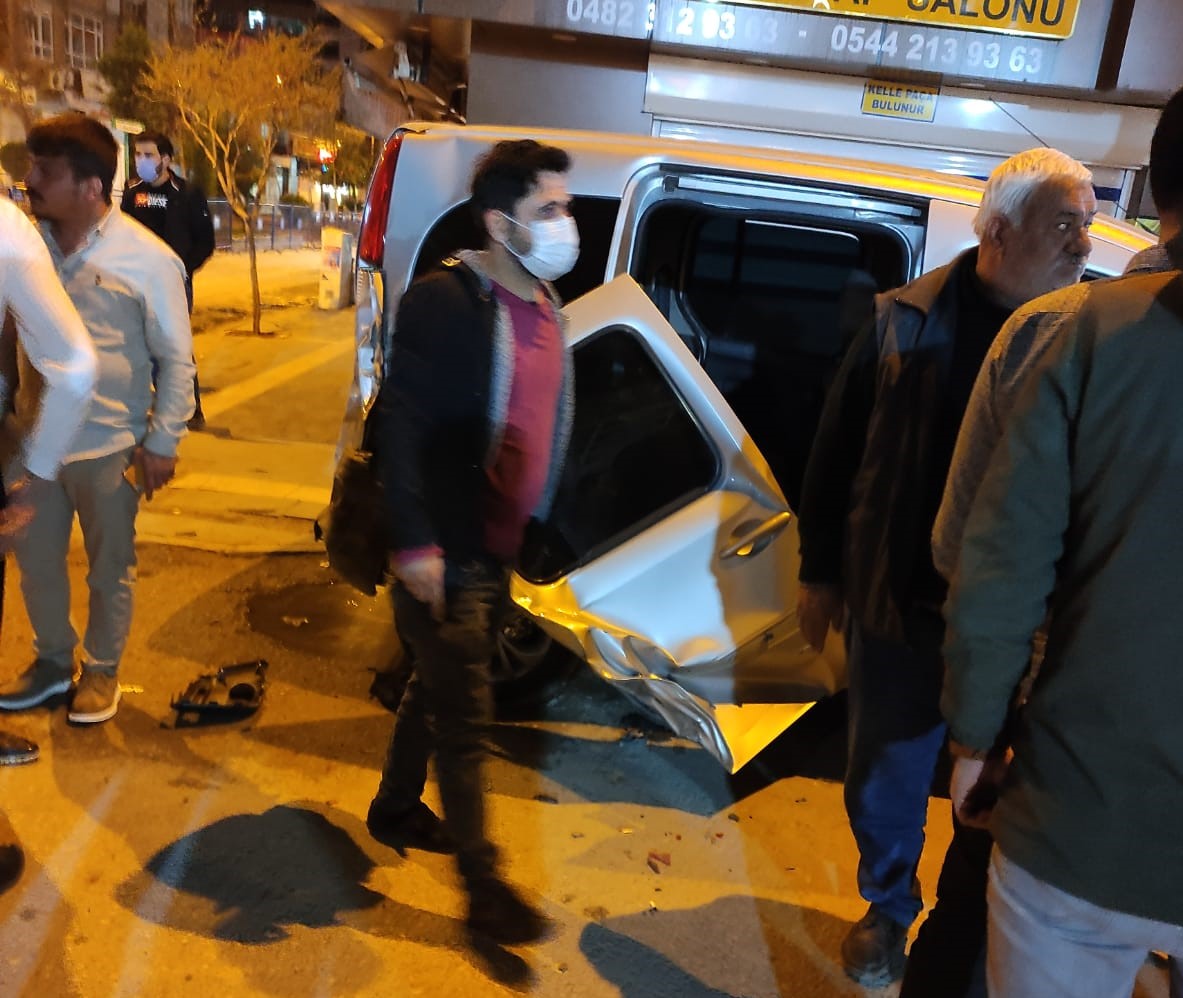 Kızıltepe’de belediye aracının karıştığı kazada 4 araçta maddi hasar oluştu